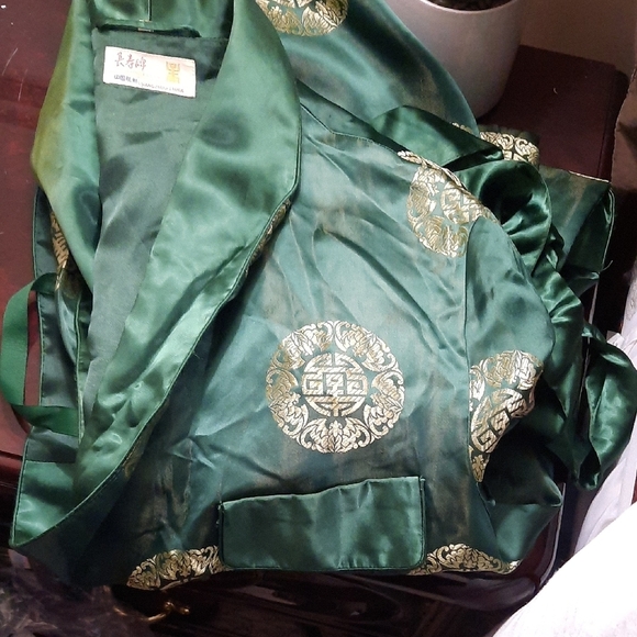 Elegant Green Satin Robe with Gold Accents - Picture 9 of 10